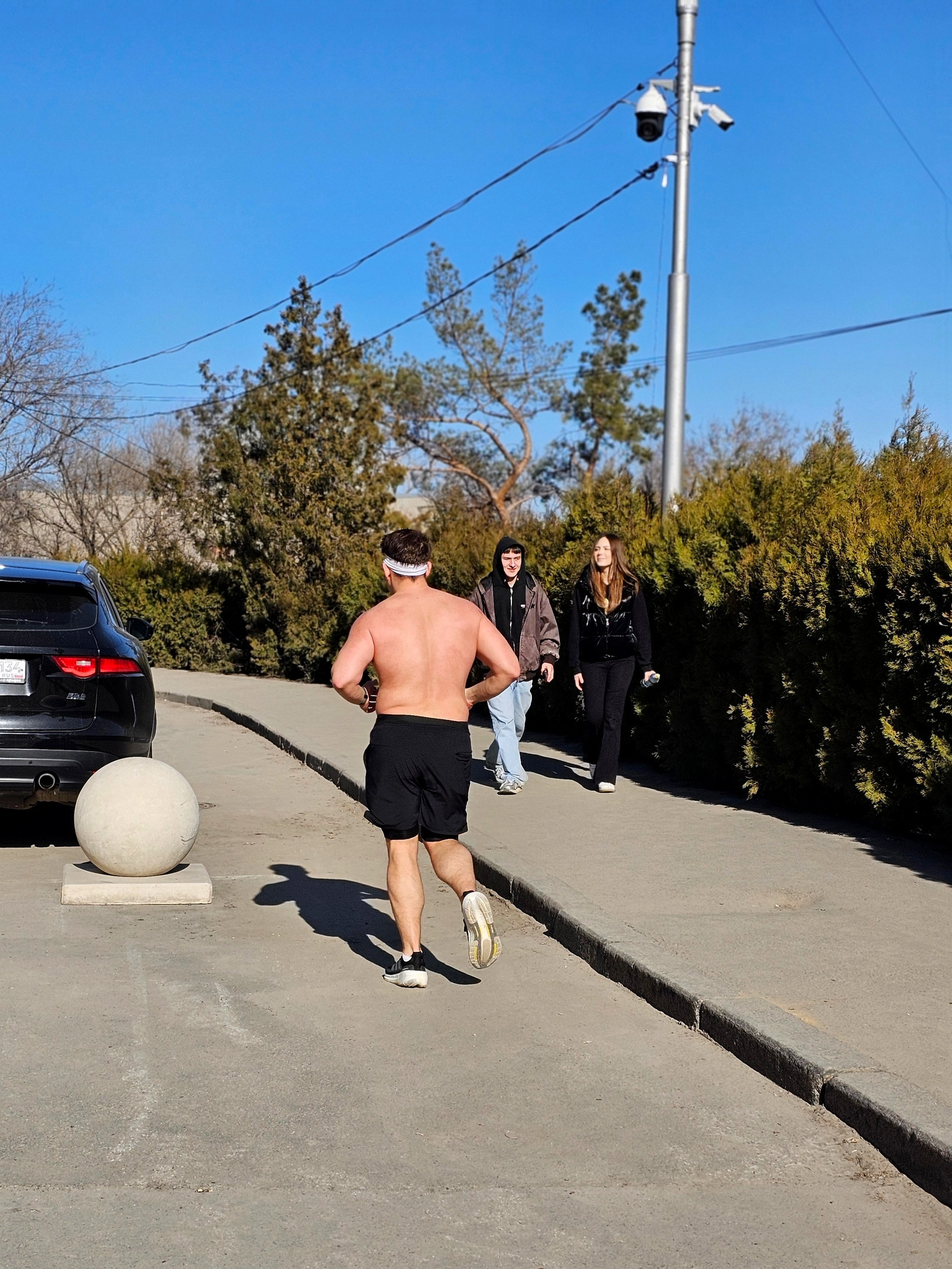 🤔 – Когда не понимаешь, на улице тепло или холодно, и выглядываешь в окно, чтобы посмотреть, во что одеты люди...