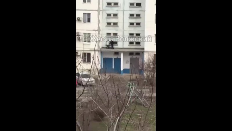 ⚡️ Опасные игры на козырьке подъезда в 19-м микрорайоне