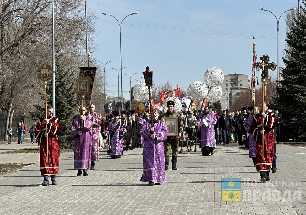 После молебна: волжские ангелы-спасатели вытащили из Ахтубы двух сапбордистов