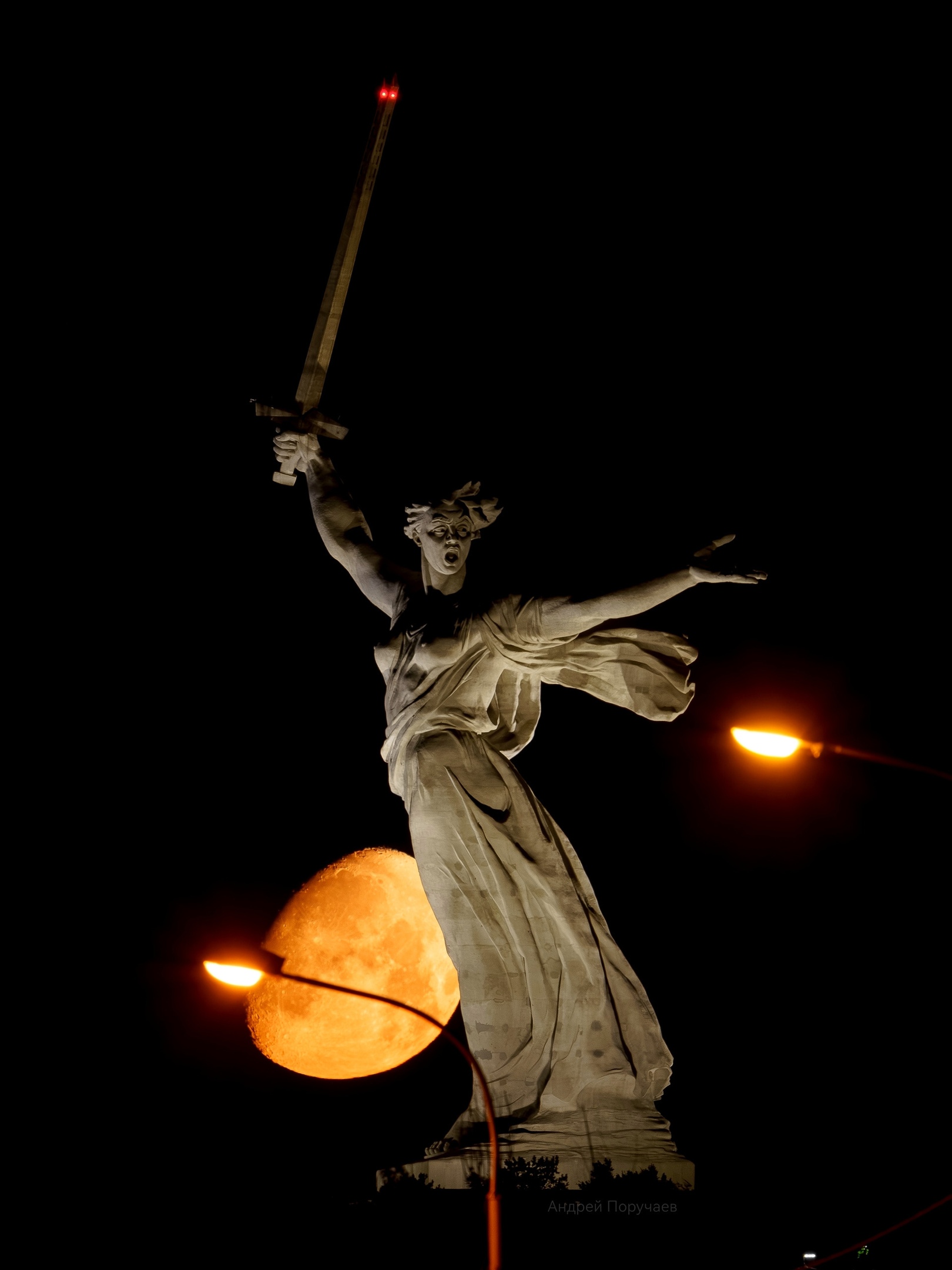 «Это нейросеть!»: Иностранцев по всему миру поразила скульптура «Родина-мать зовёт!» в Волгограде! 👏🤩