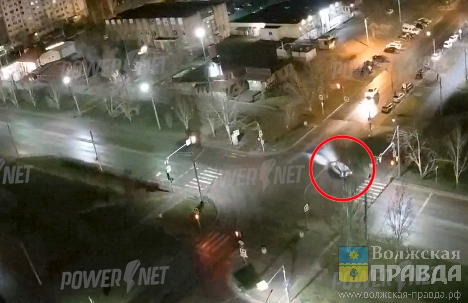 Докрутился задом: волгоградец на «ГАЗе» ехал на красный и гнал по встречной в Волжском