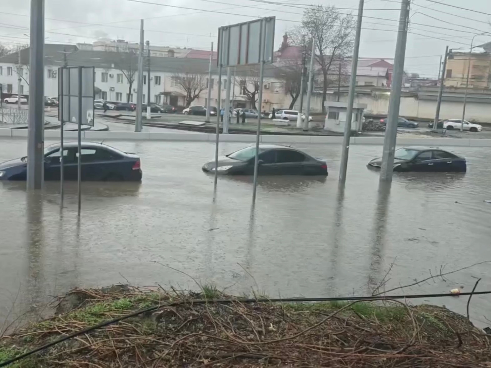 ⚡️Обстановка на улице Голубинская в центре Волгограда. Машины утонули, трамваи встали.