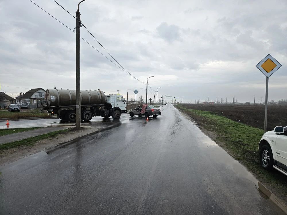 В Волжском в ДТП КамАЗа и Датсуна у первоклассницы разорвало щёку