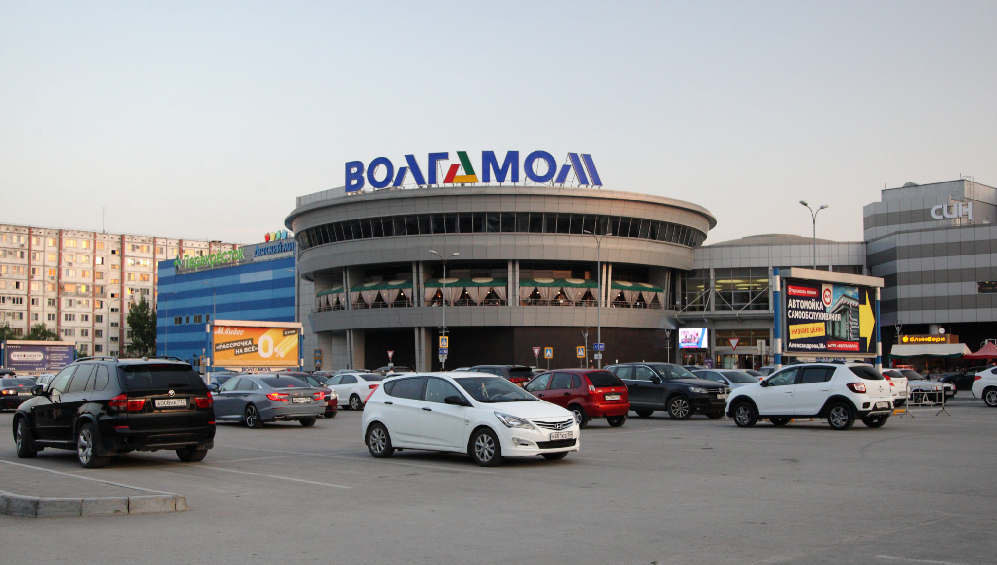 Кого-то волокли, кого-то месили ногами: в Волжском у «Волгамолла» толпа молодчиков устроила драку