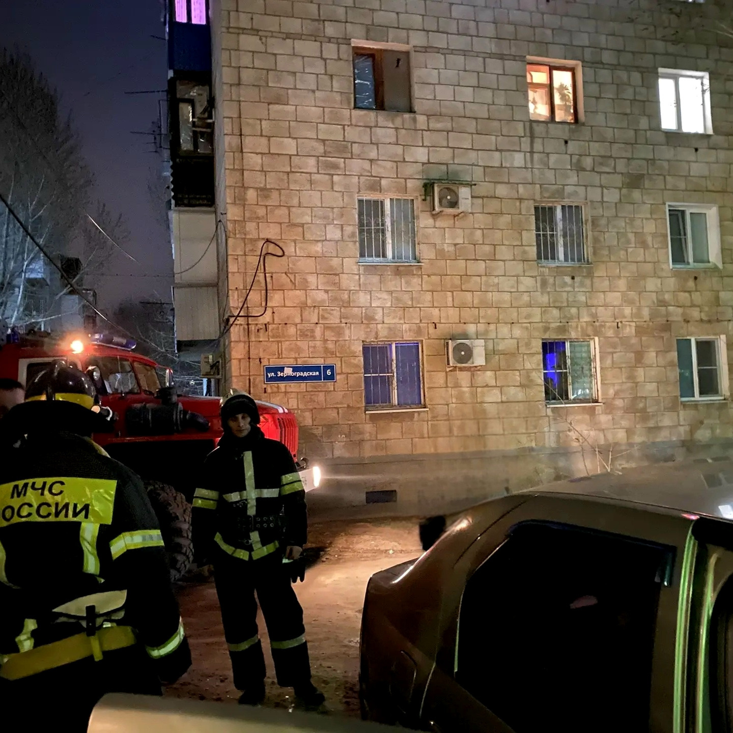 «Не растерялись и начали тушить!»: в Волгограде семейная пара своими силами предотвратила пожар во дворе жилого дома! 👏😯