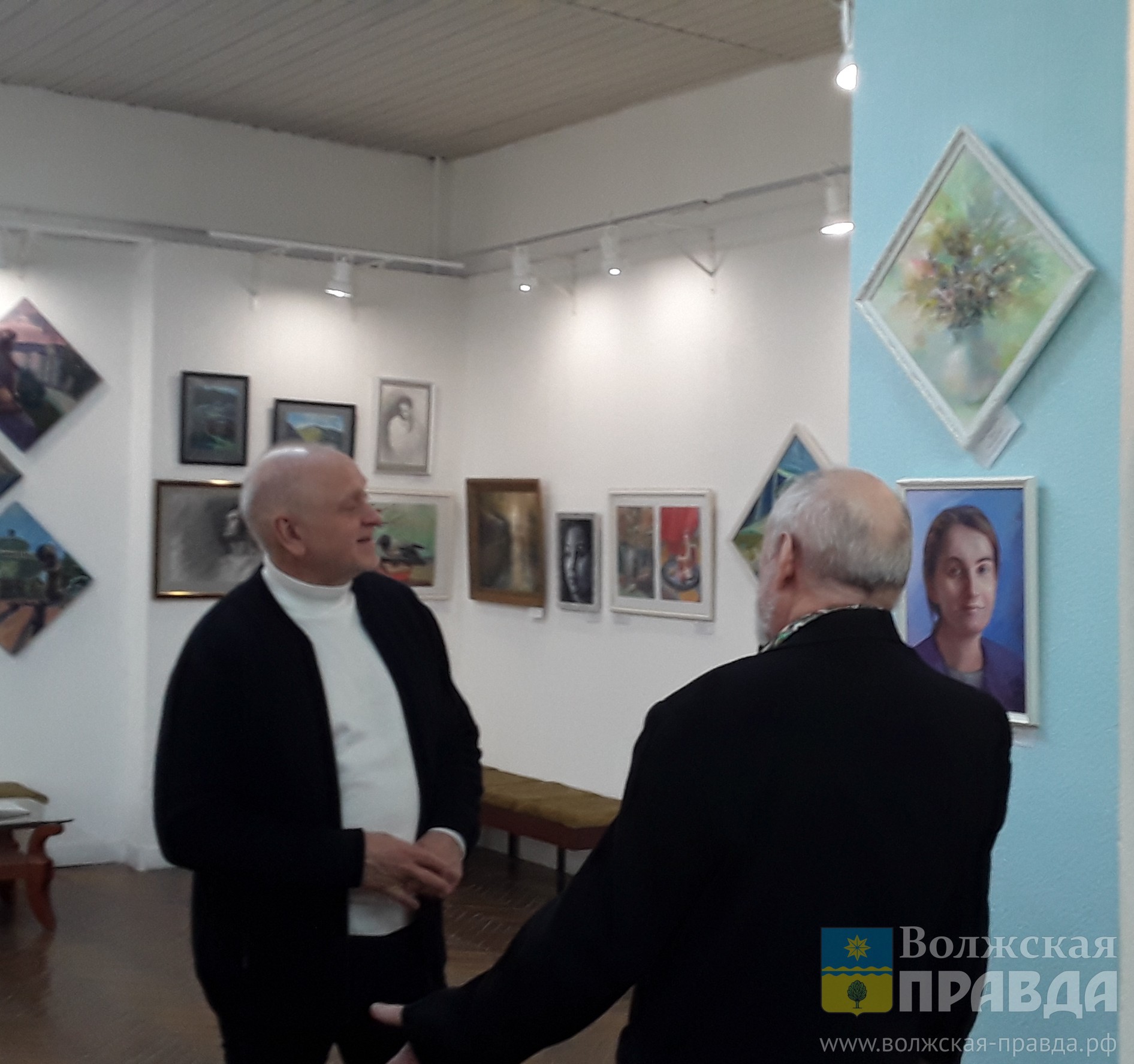 Рисуют все: в Волжском открылась выставка династии Коваль