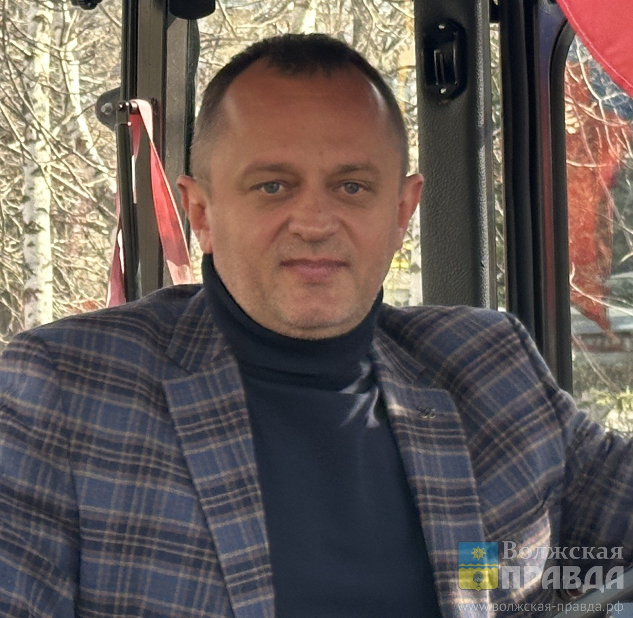 Вице-мэр Волжского дал старт месячнику по благоустройству сидя за рулём трактора