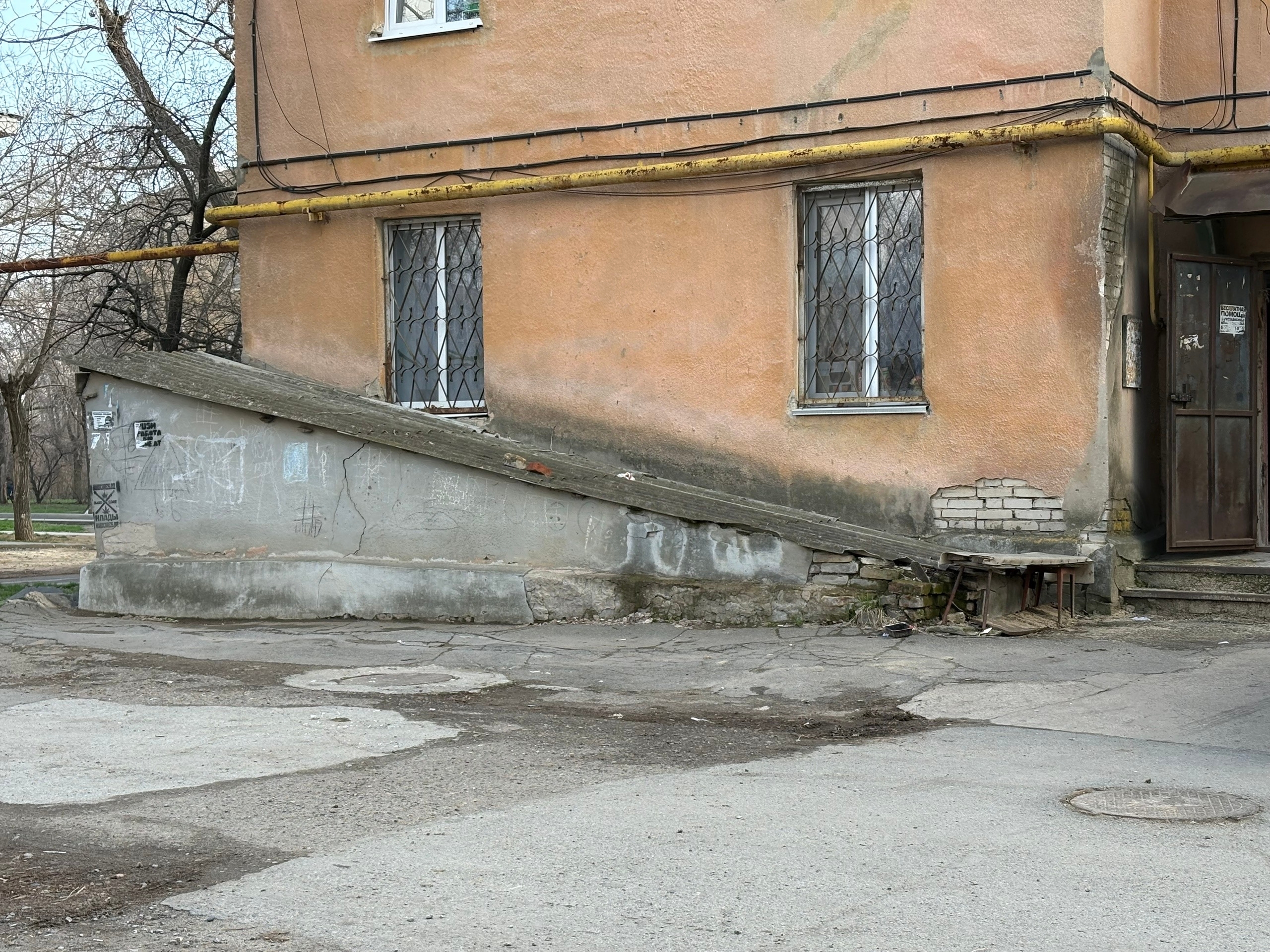 Жители 19 Партсъезда д. 83 просят обратить администрацию города Волжского на условия дома.