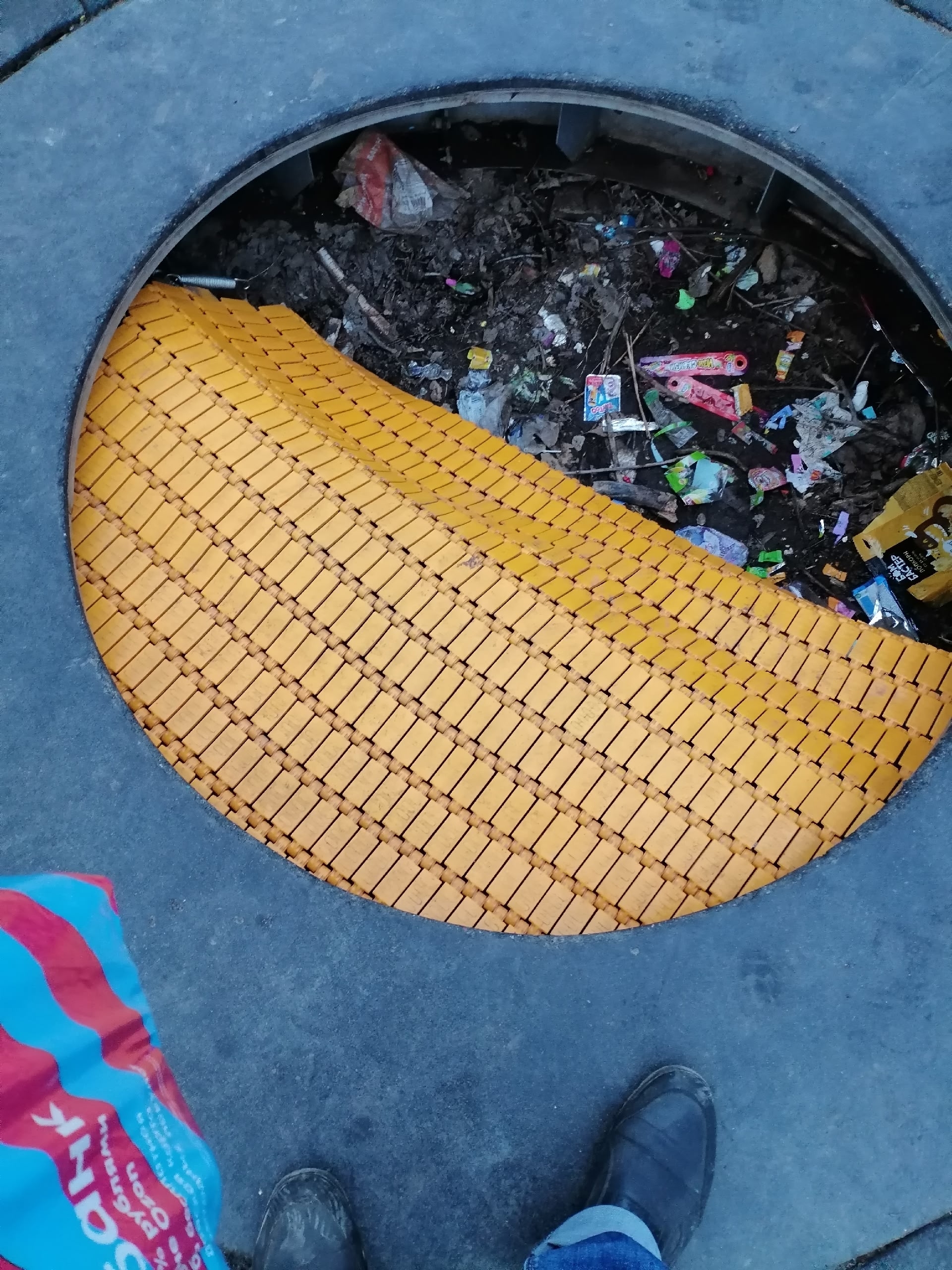 Здравствуйте ,куда обратиться ? Возле школы номер 19 сломан батут, дети бегают и могут причинить вред здоровью .Прошу принять меры!