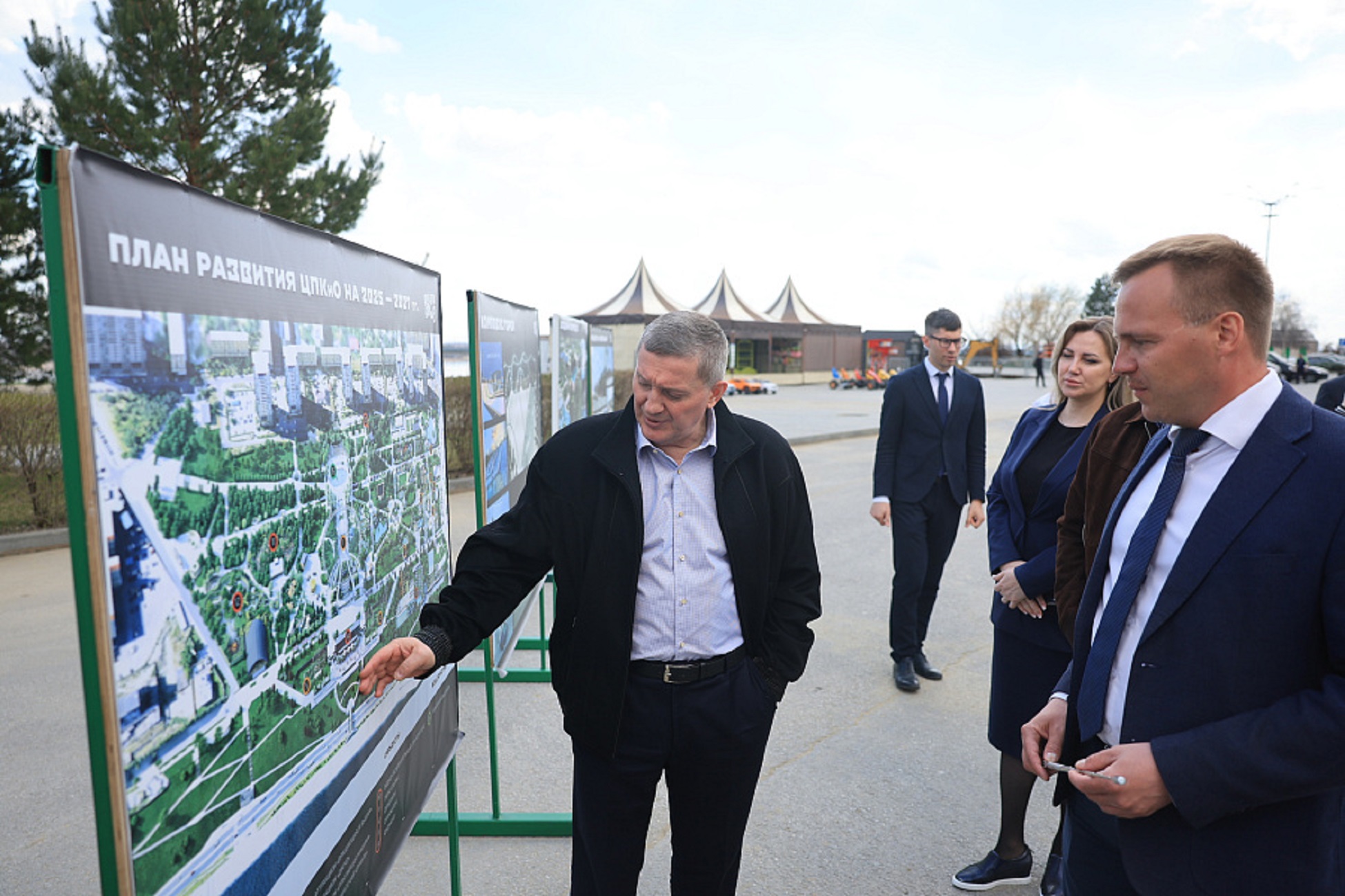 Андрей Бочаров обсудил с молодёжью новые достопримечательности Волгограда