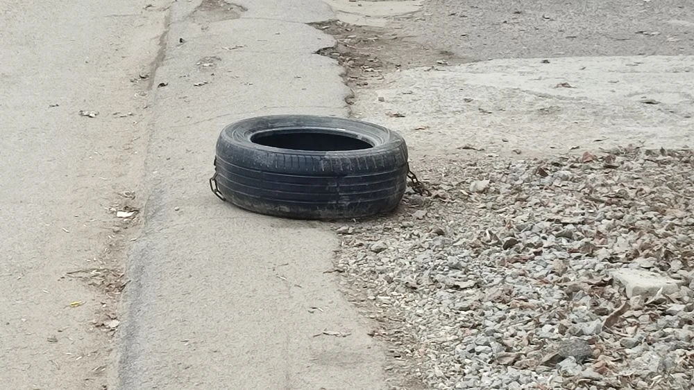 Волжан возмутили покрышка-шлагбаум и гаражные аферисты