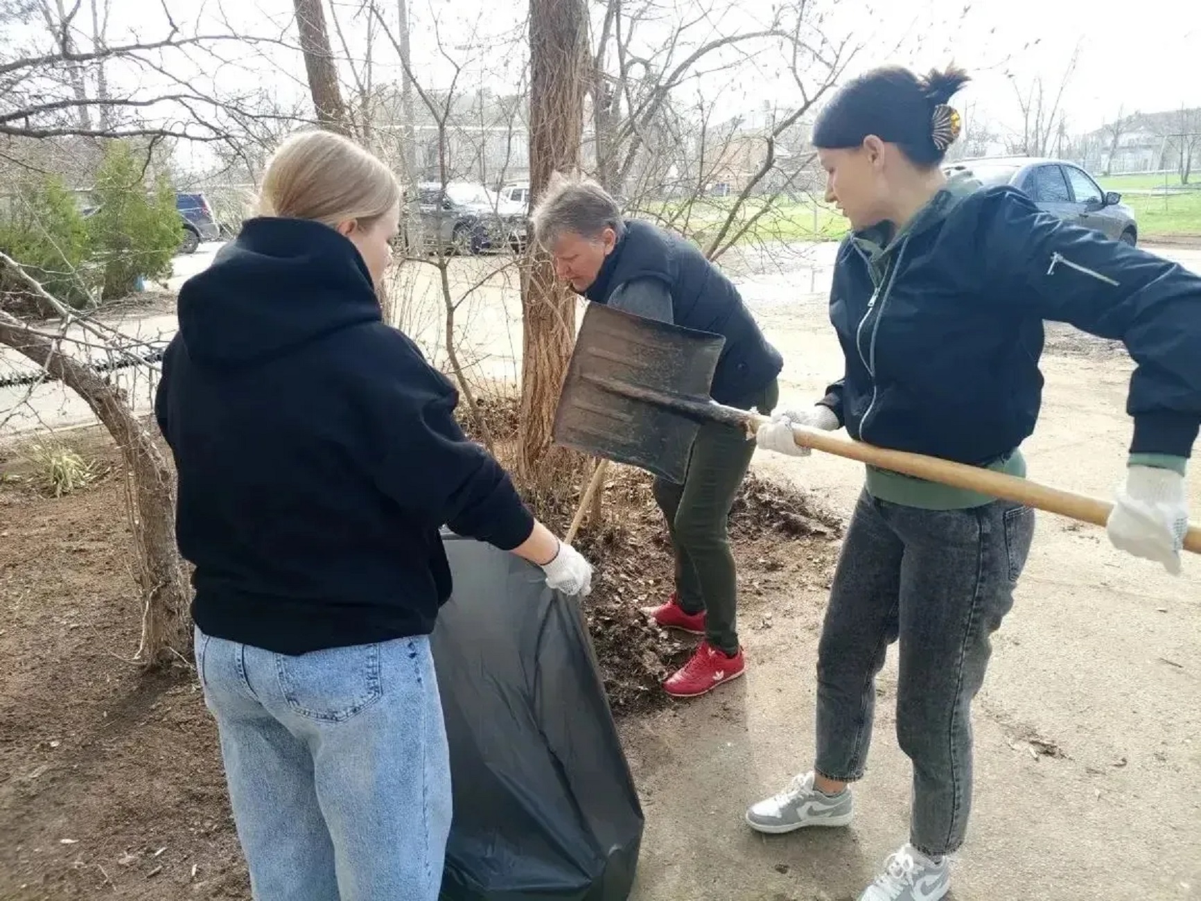 Ярко и с душой: в Волжском стартовали первые субботники