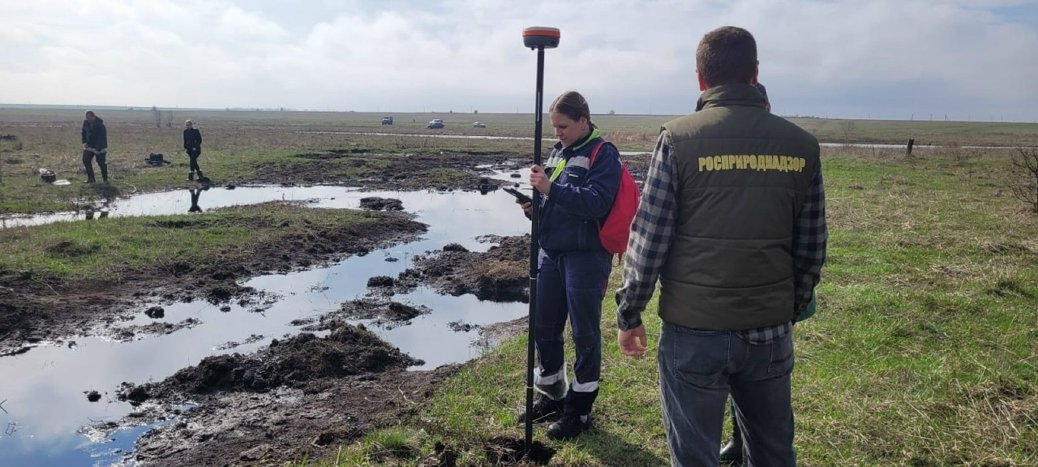Нефть в почве и воде: в Волгоградской области Росприроднадзор расследует загрязнение реки