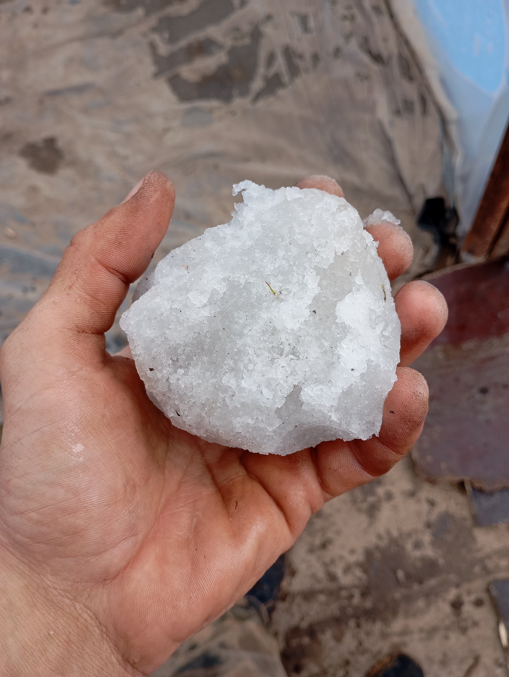 Сегодня в Бурковке выпали сильные осадки... Град с кулак))))