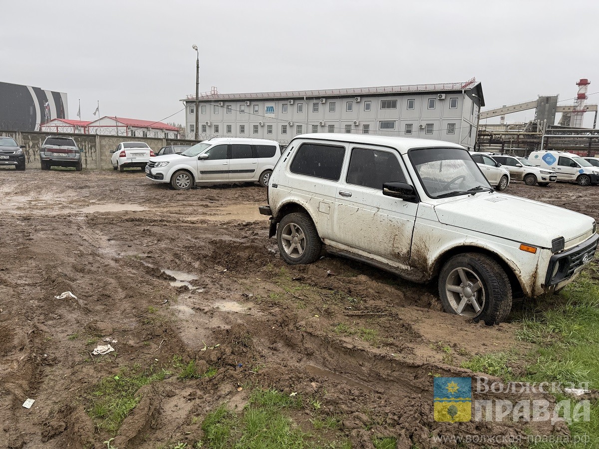 Рабочие РНК в Волжском показали лужу грязи вместо парковки