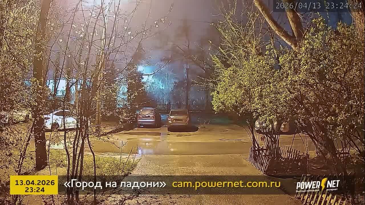 🌳⚡️ Ночная буря свалила дерево на Кирова, 18