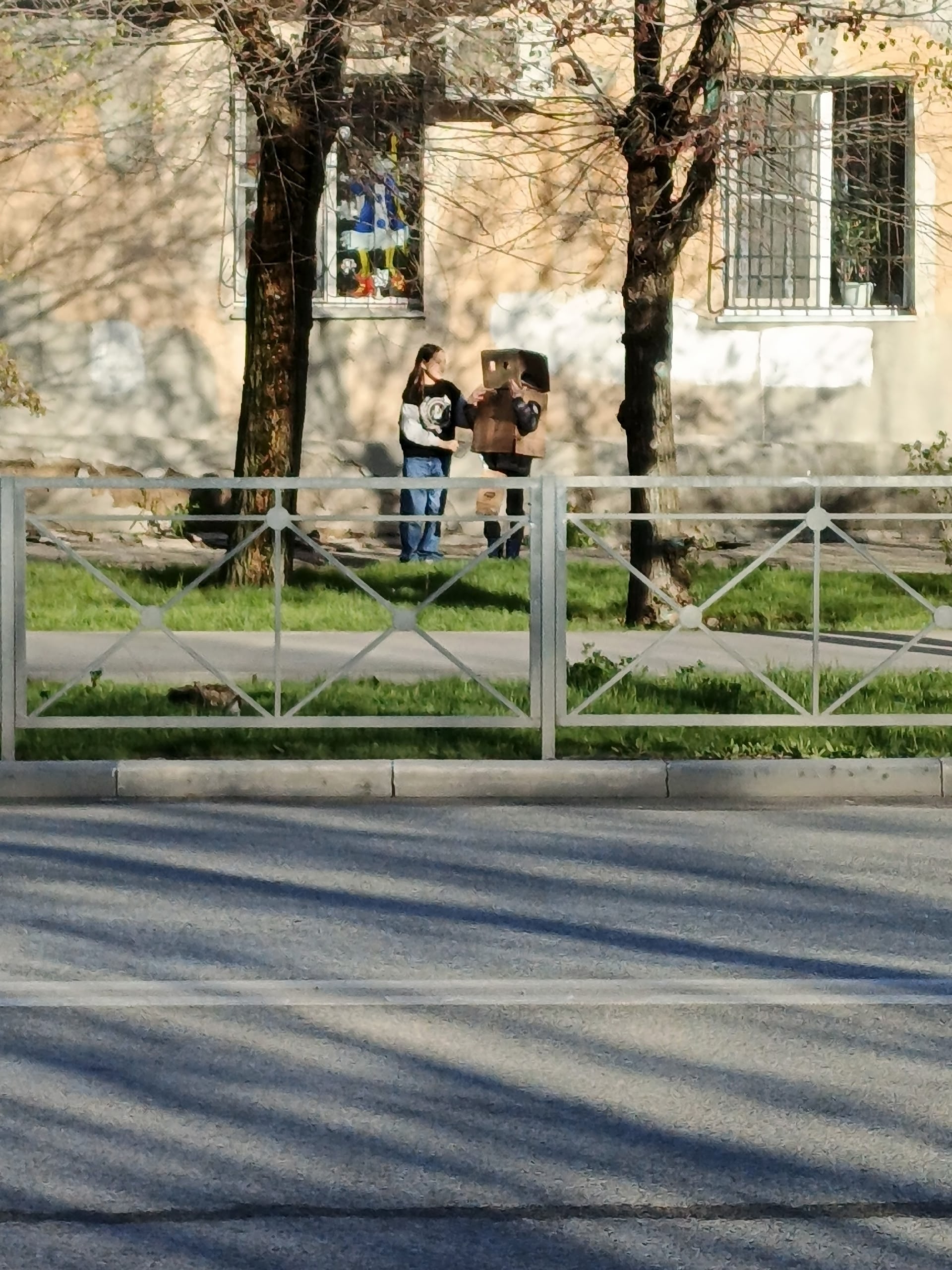 Картонный мальчик в старой части города 🙂😮