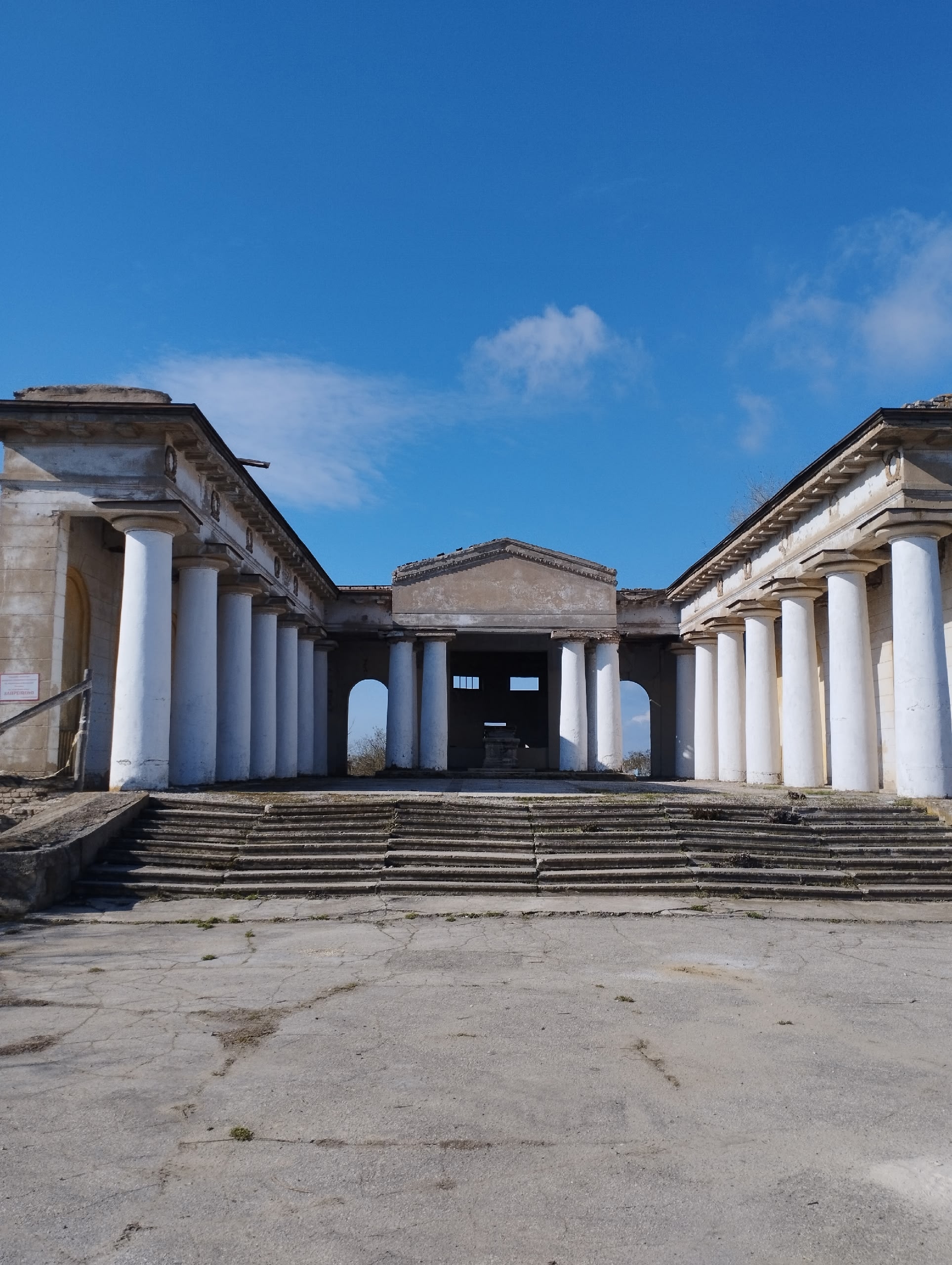 Очень жаль, что такой объект рушиться, а ведь он единственный в нашей стране, единственный. Понимаю что это кладбище, и тем не мение жаль ес…