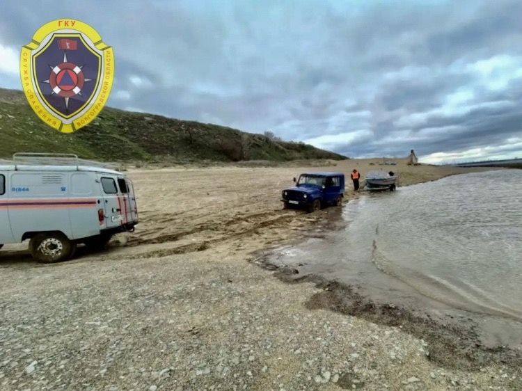 Компания из Волгограда решила отдохнуть на острове Денежный 14 апреля. Шестеро взрослых + маленький ребенок. Переправились туда на надувной …