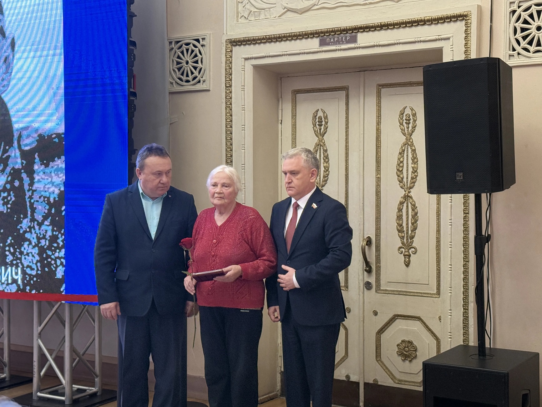 Слёзы скорби и гордости: в Волжском ордена и медали вручили семьям погибших героев