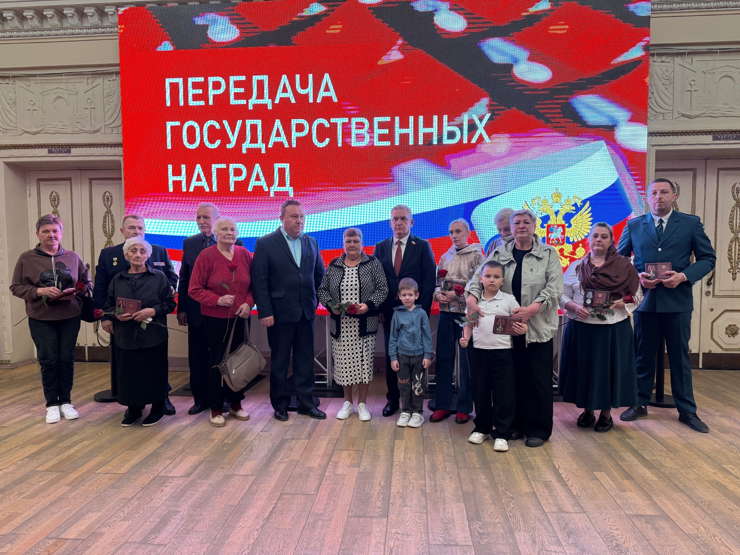 🫡 Родным погибших на спецоперации военнослужащих из Волжского передали госнаграды