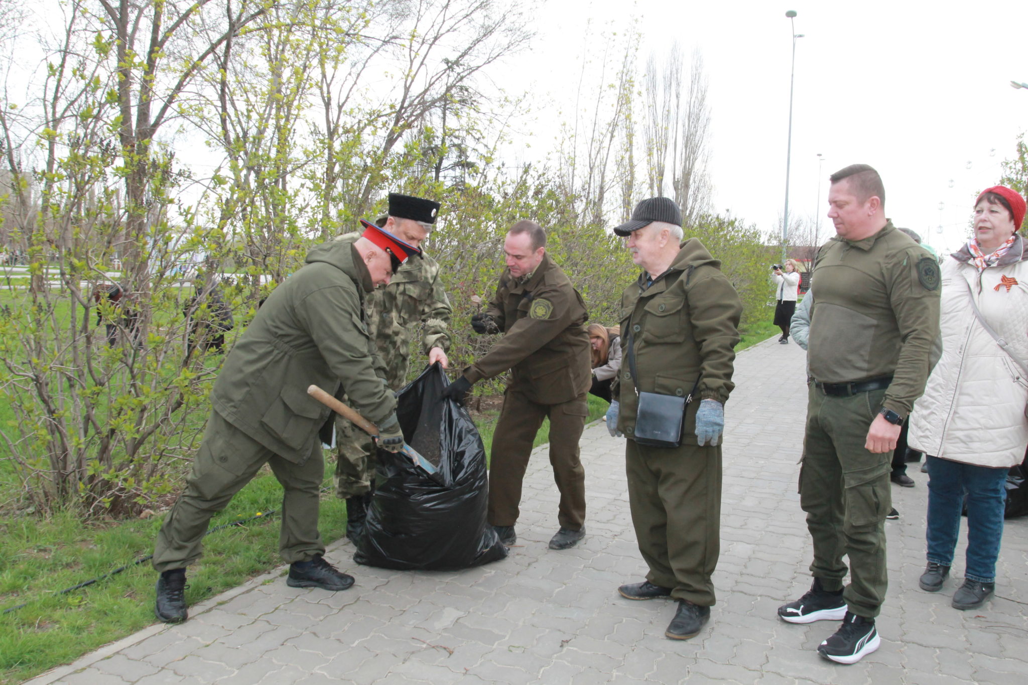 В Волжском казаки и ветераны вдохнули новую жизнь в аллею «Зоина сирень»