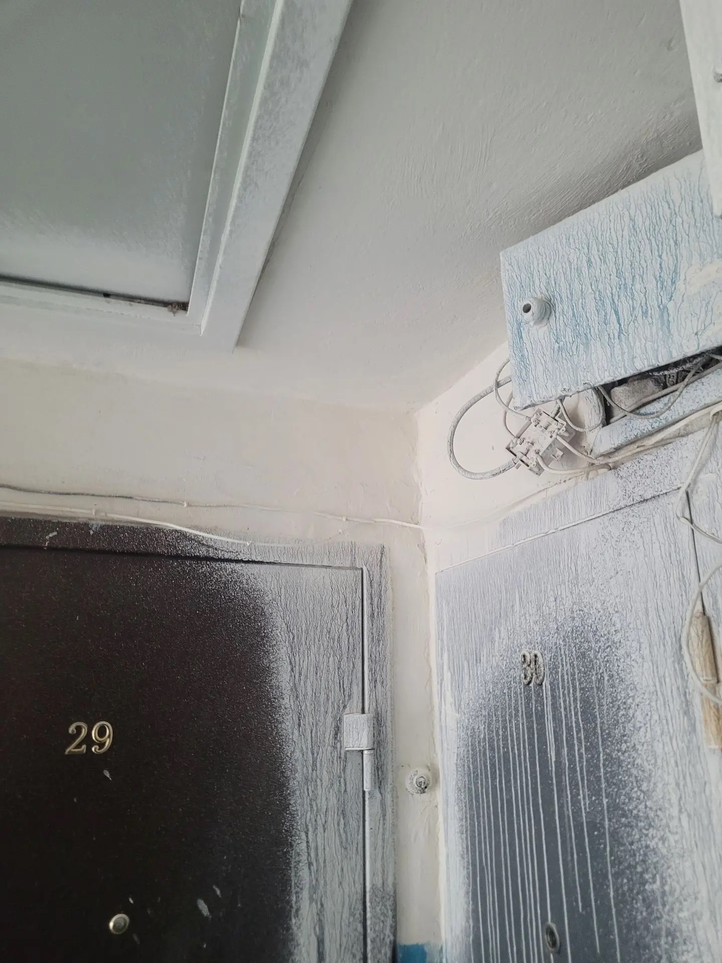 Прямоугольник малевичей: в Волжском во время ремонта вместе со стенами побелили картину