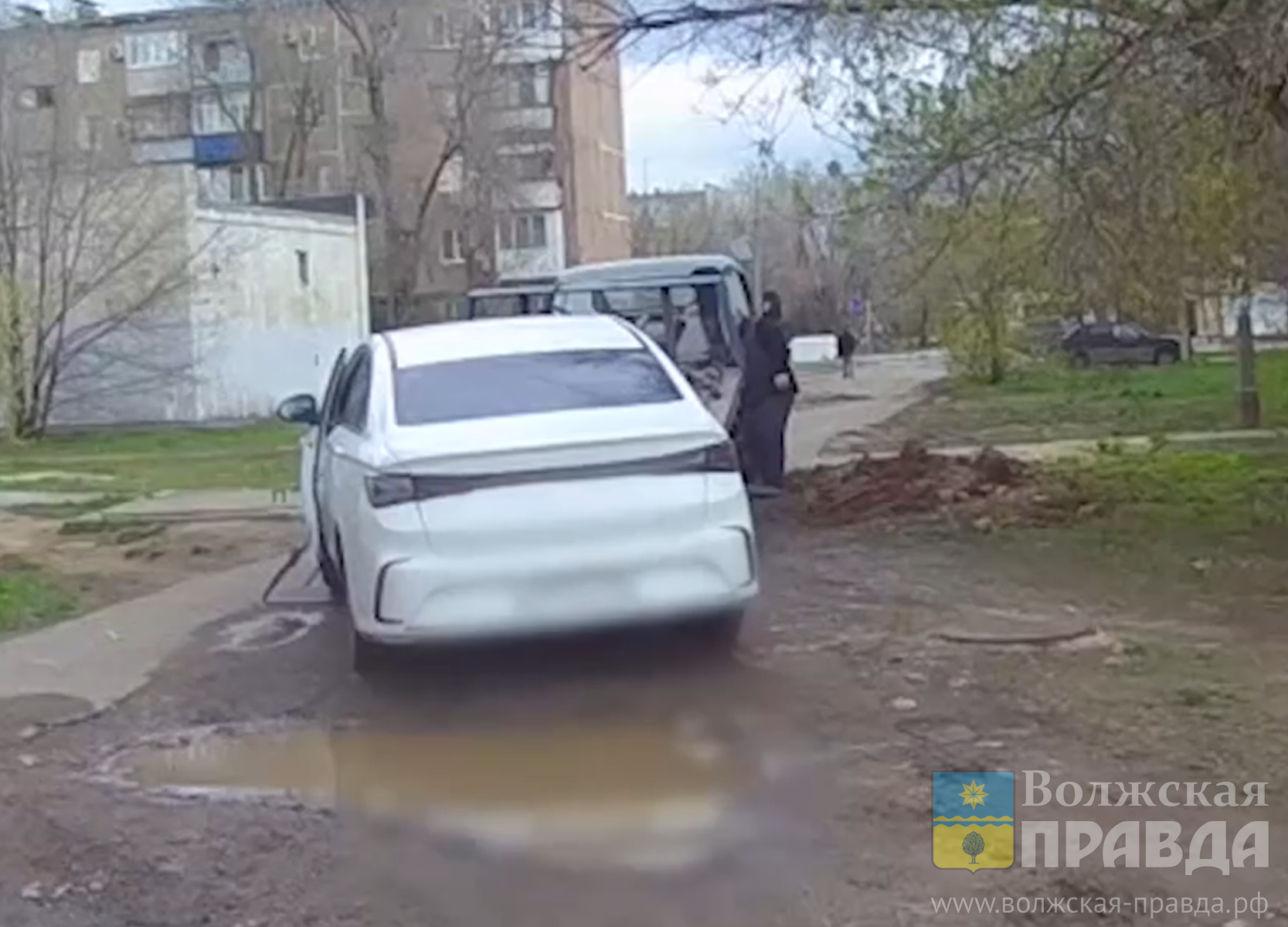 37-летний волжанин без прав бросил машину и удирал от полиции