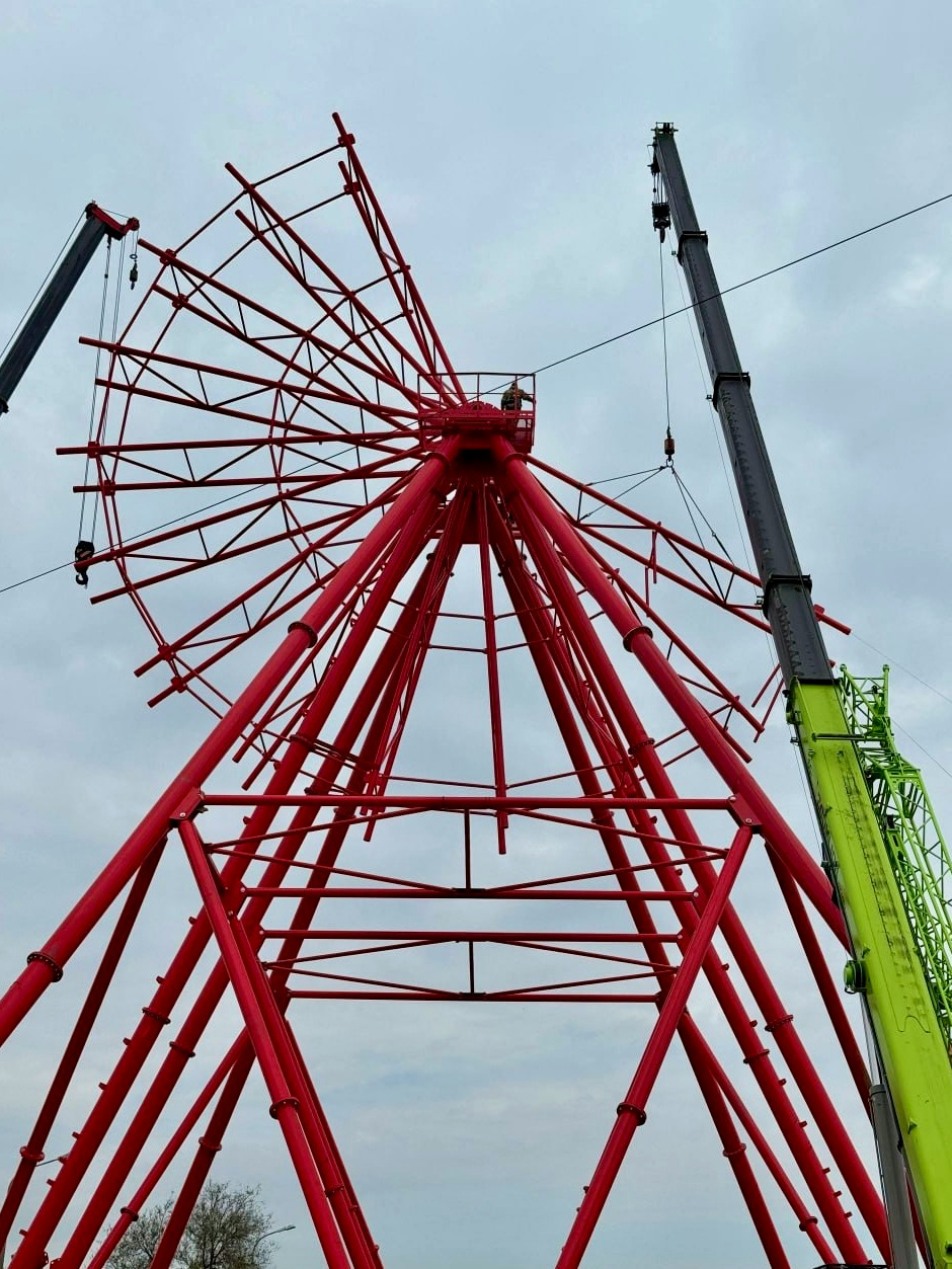 Тем временем в Красноармейском районе медленно, но очень уверенно появляется 50-метровое колесо обозрения «Красное солнце»! 👏😎
