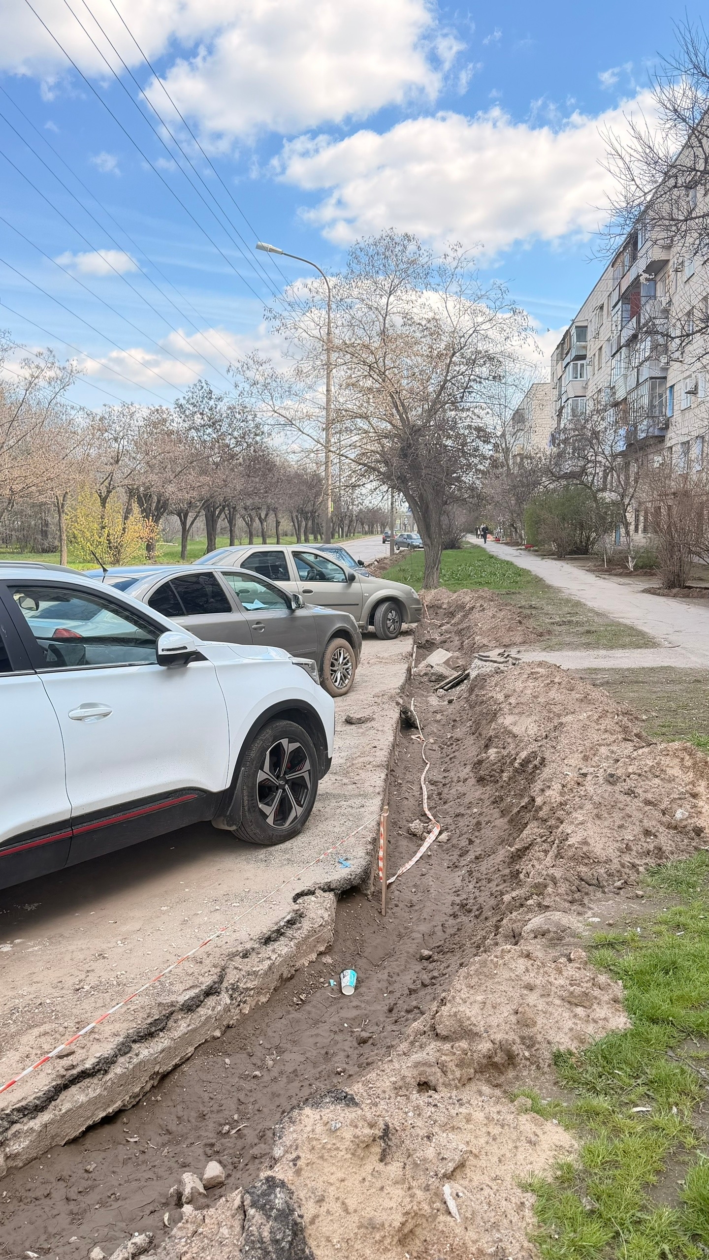 Ремонт дорог это конечно хорошо … Но у детской поликлиники на Пушкина могли бы хоть около парковки две досочки положить 😒 с детьми прыгать т…