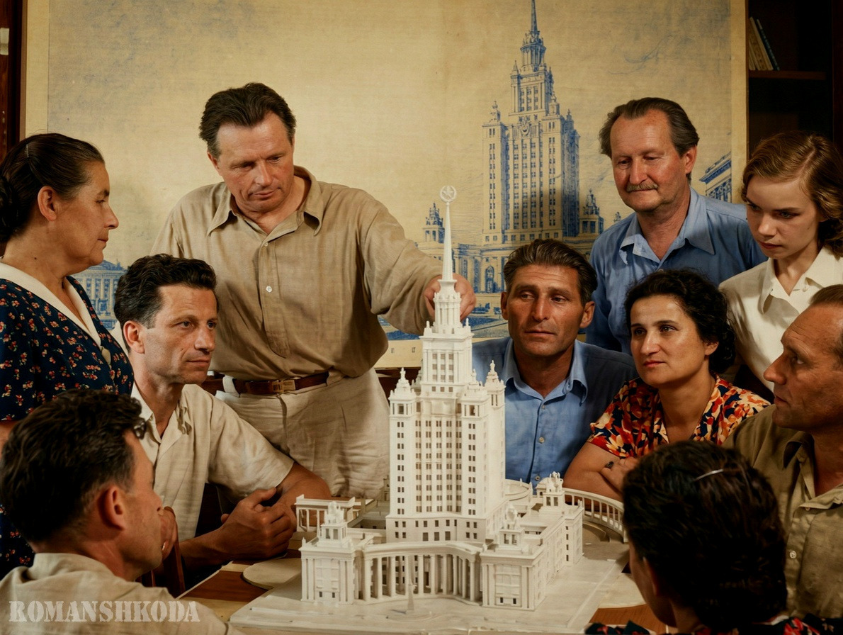 Главный архитектор послевоенного Сталинграда Василий Симбирцев (стоит в центре) и архитектор Ефим Левитан (сидит слева от него) демонстрирую…