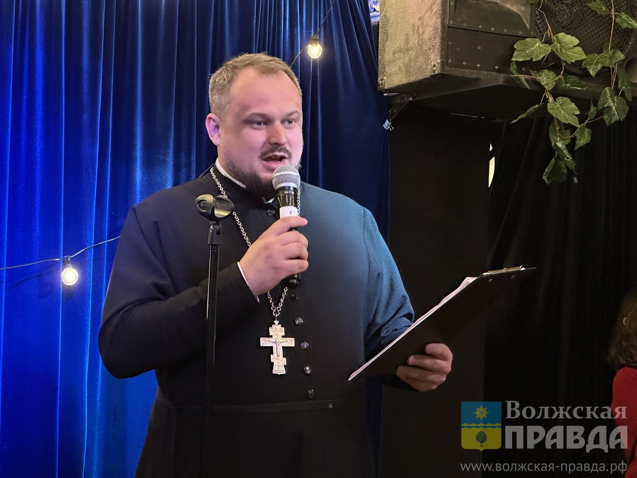 Православный стенд-ап или бурчалки вживую: на творческом вечере волжского священника зал был переполнен