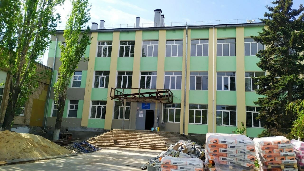 В школе №13 Волжского продолжают «многострадальный» капремонт. Новый этап - установка окон и дверей из ПВХ. Работы должны завершить к 15 мая…
