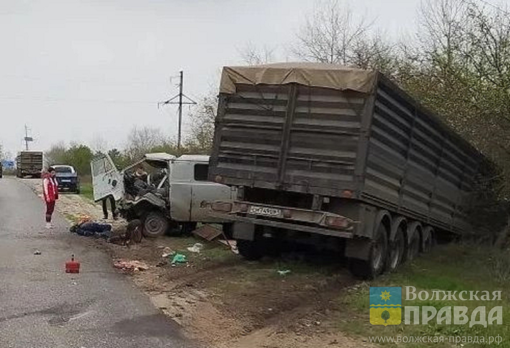 Погиб на месте: под Волгоградом водитель «буханки» не уступил огромной фуре