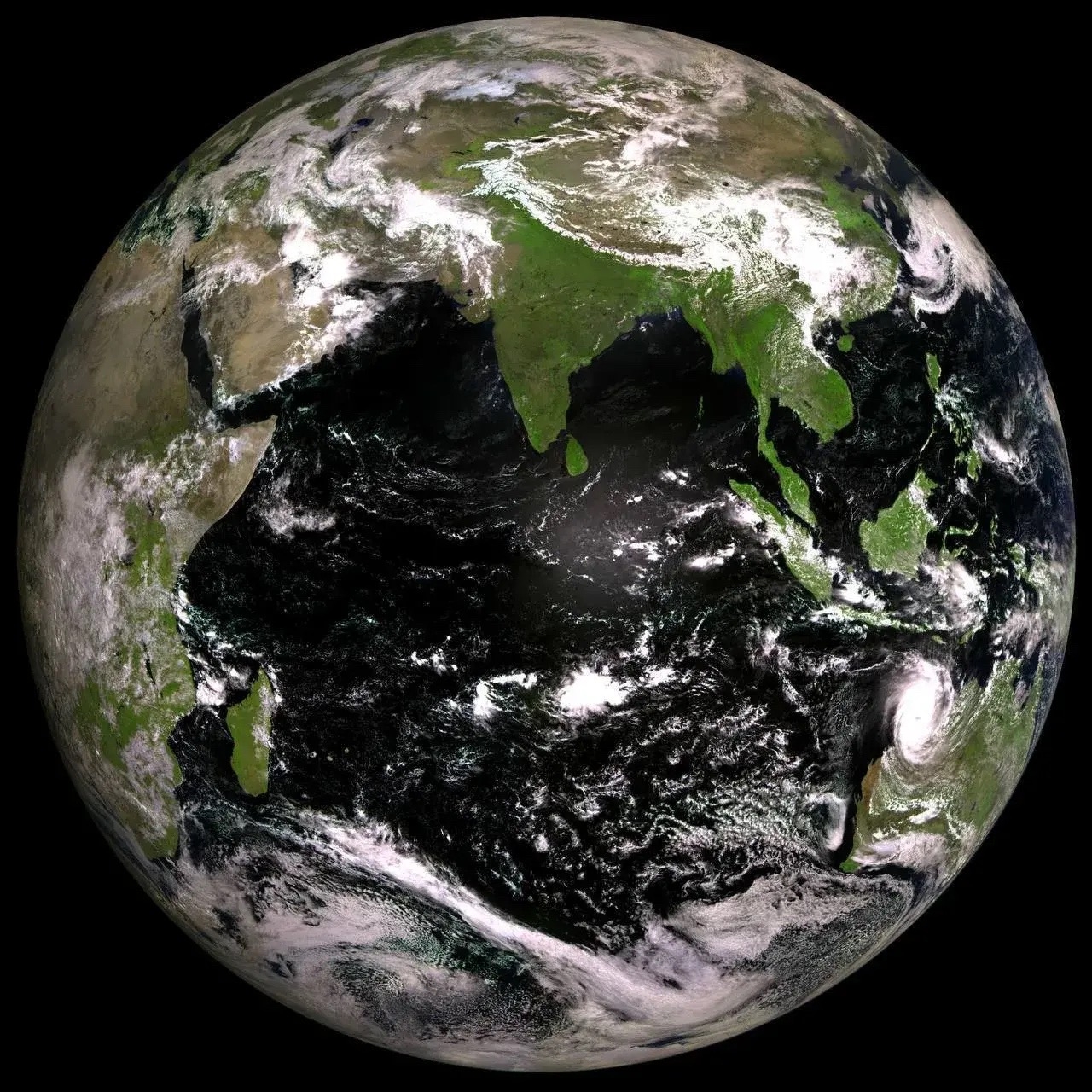 🌏 «Роскосмос» показал снимок планеты из космоса в честь Дня Земли