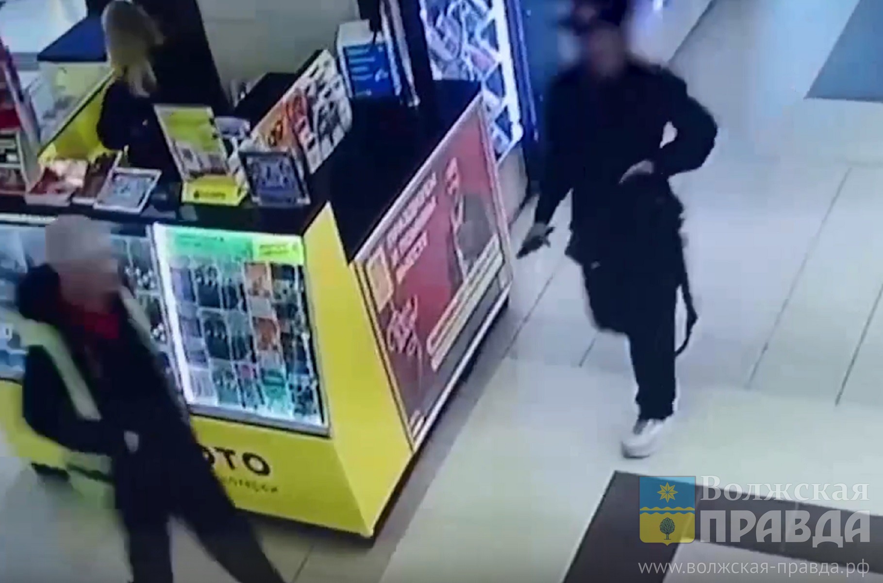 Сумка на миллион: волгоградка присвоила себе найденную в салоне связи барсетку