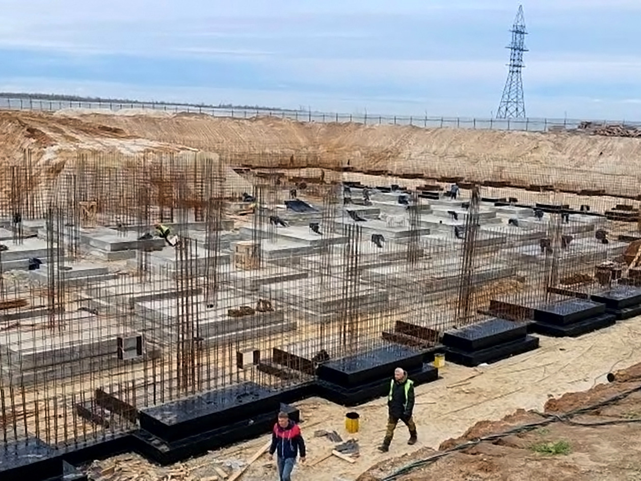 Тем временем в микрорайоне «Родниковая долина» продолжается строительство новой школы на 1280 мест! 👏🤩