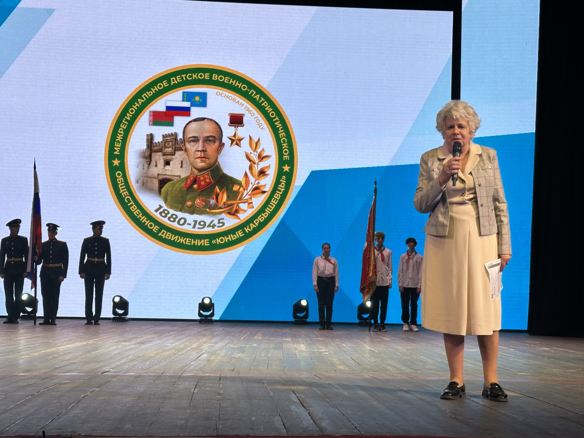 В Волжском учеников в юные карбышевцы принимал внук и тёзка легендарного генерала Дмитрий Карбышев