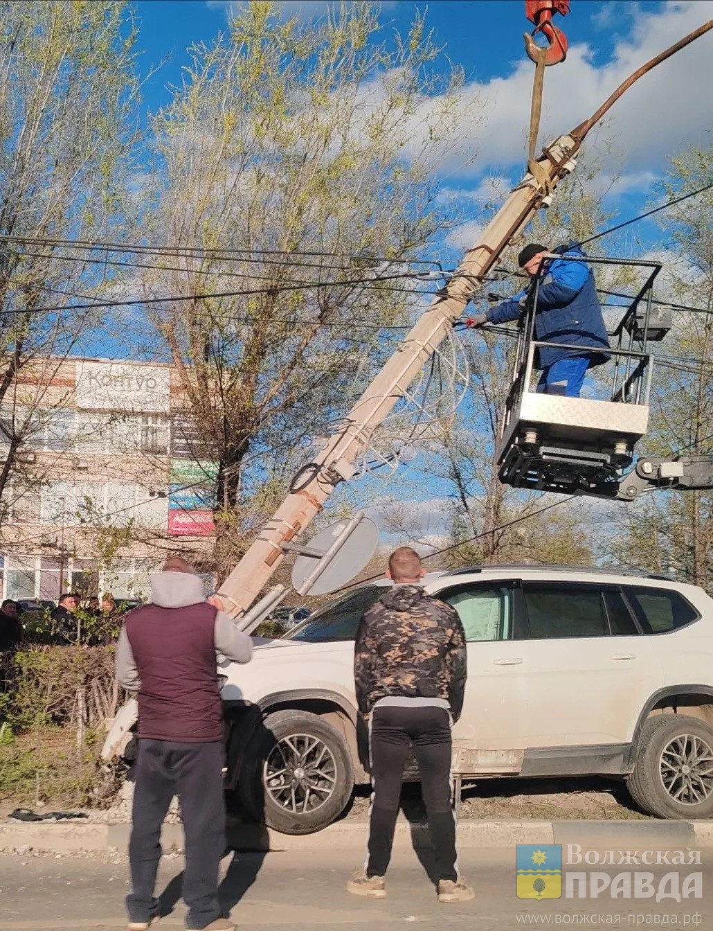Вылетел на обочину и обрушил столб: в Волжском водитель кроссовера снёс опору освещения