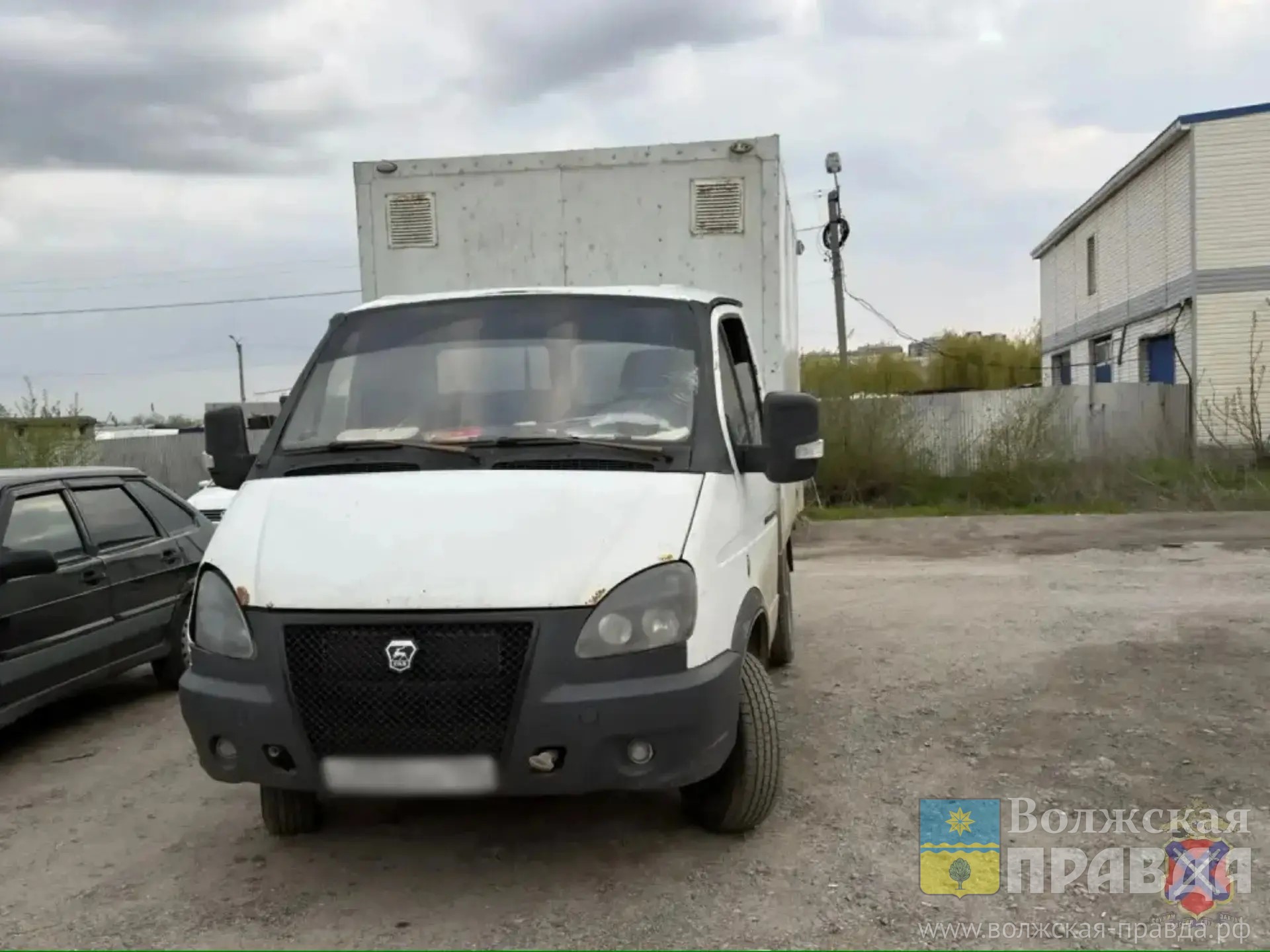 Полиция Волжского поймала еще одного автохама, разъезжавшего по тротуару перед ЦУМом