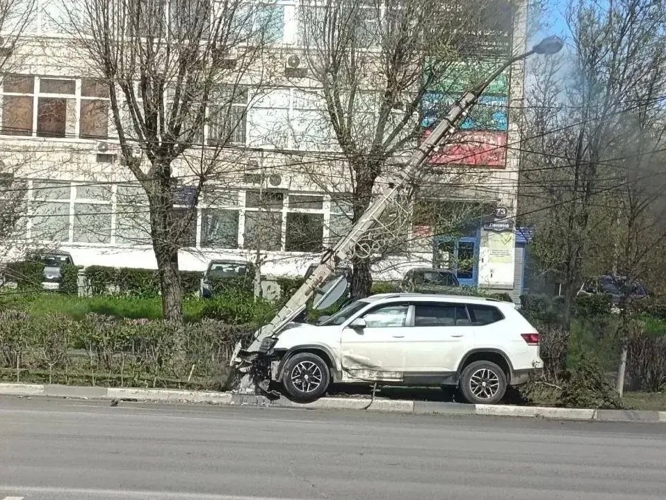 ⚡️В Волжском кроссовер на скорости влетел в столб