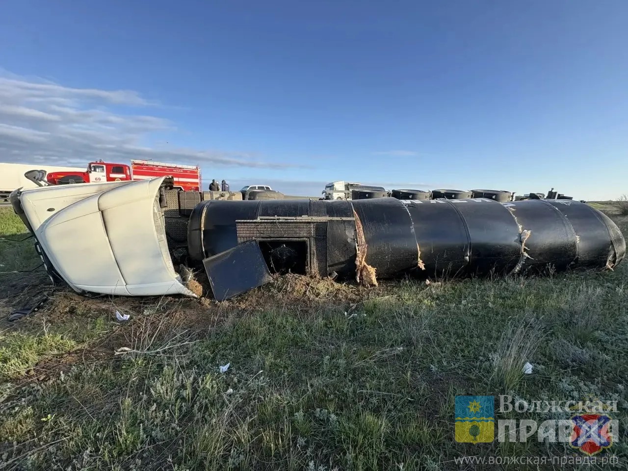 В Волгоградской области одна фура наехала на водителя, вторая опрокинулась