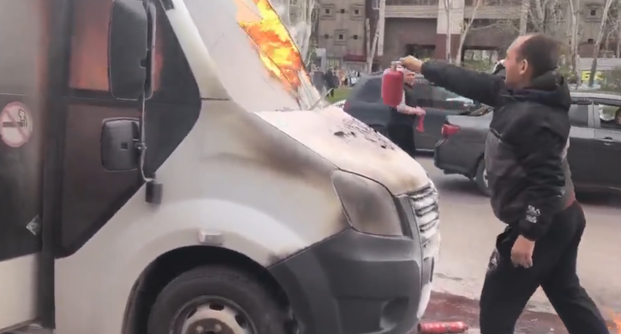 Огонь хозяйничал в кабине: в Волгограде дотла сгорела маршрутка № 79