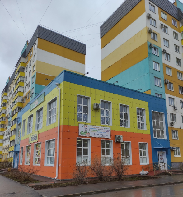 В Волжском у «Сёмаклуба» два подростка на электросамокате врезались во внедорожник