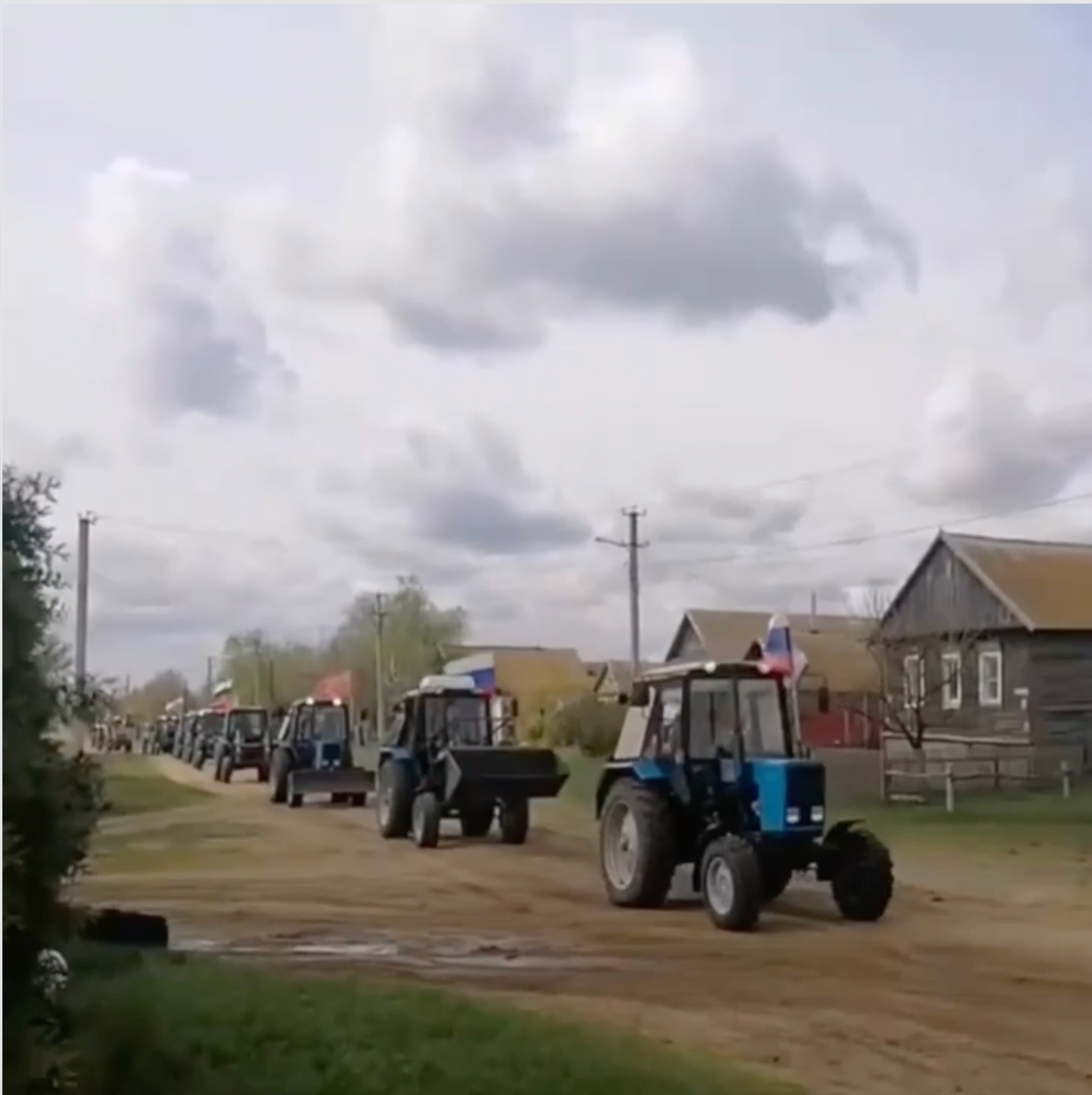 «Настоящий Первомай!»: в Камышинском районе в селе Саломатино прошёл первомайский парад тракторов! 👏🤩