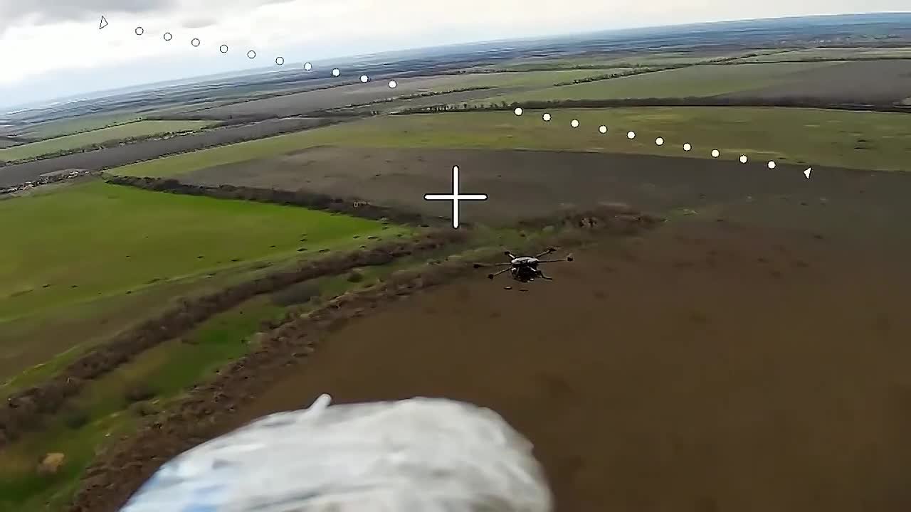 ⚡️ Российские операторы дронов сорвали массированный удар по передовым позициям и путям снабжения в Запорожской области