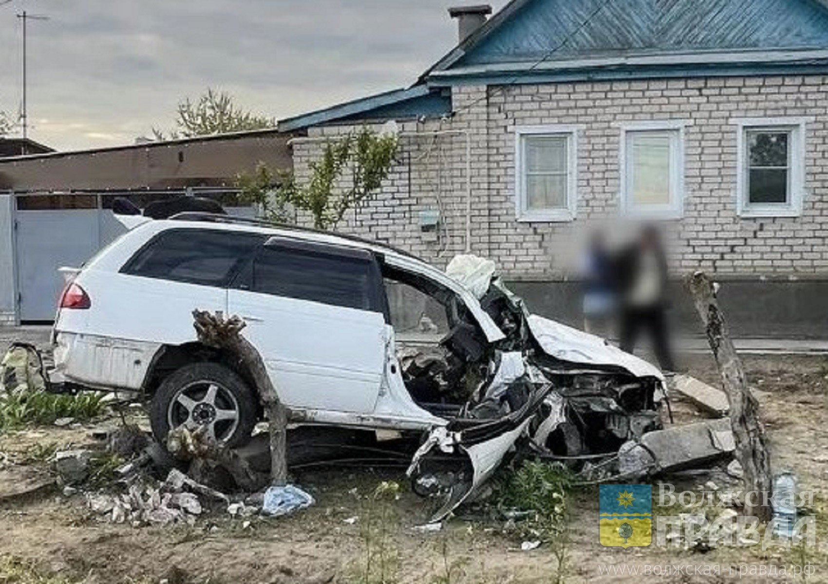 Куски бетона под капотом: 55-летний волгоградец снёс столб и погиб