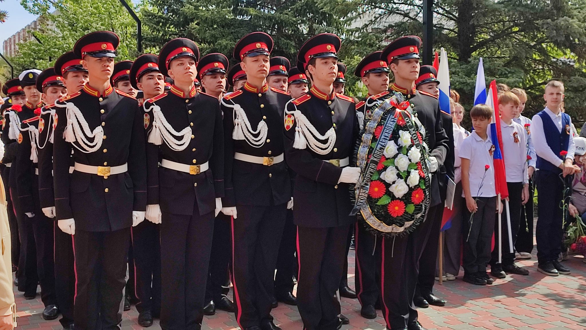 Крепко держать оружие: в Волжском у памятника Жукову прозвучала клятва часовых  