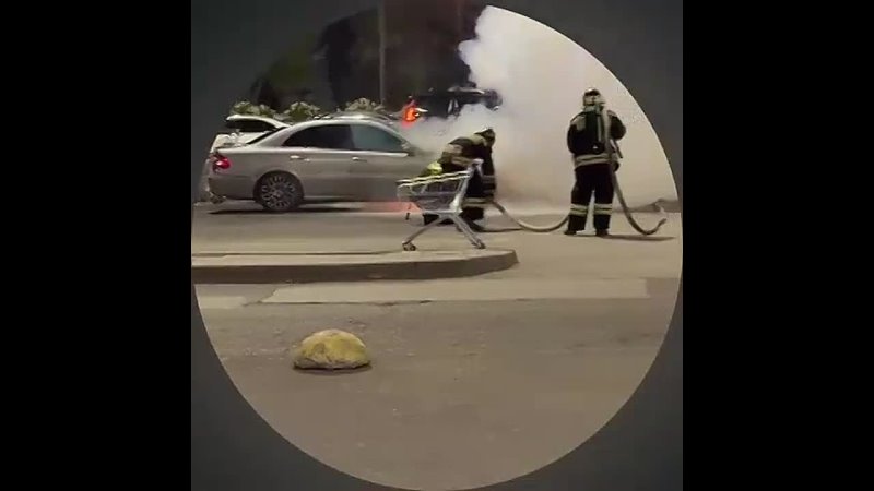 На парковке Ленты сгорел мерседес 🚗 🔥