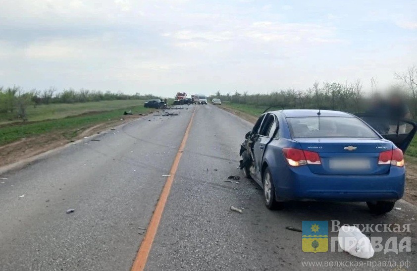 Под Волгоградом в ДТП с 4-мя машинами два человека погибли, шестеро ранены
